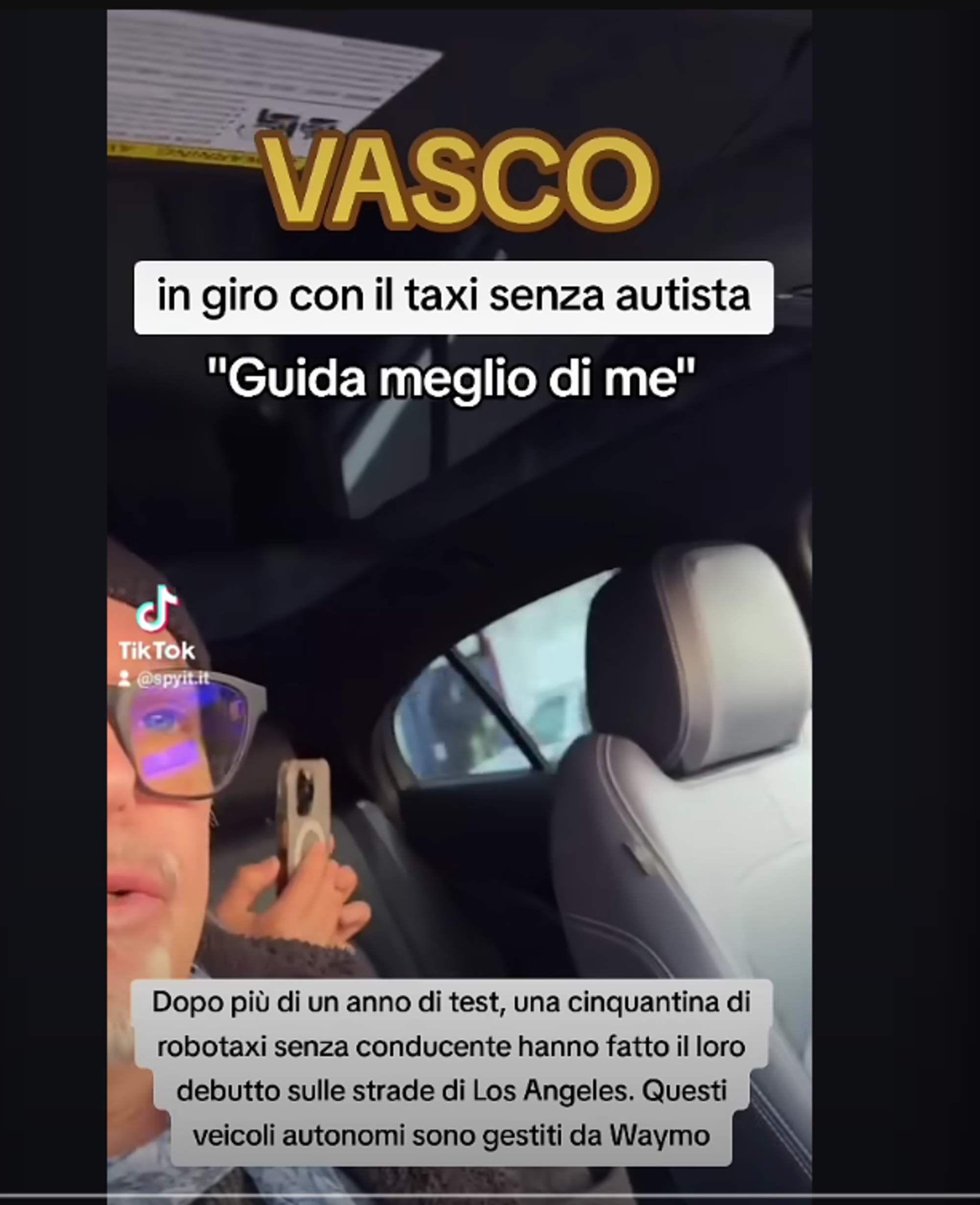 Vasco Rossi a bordo del robotaxi a guida autonoma a Los Angeles