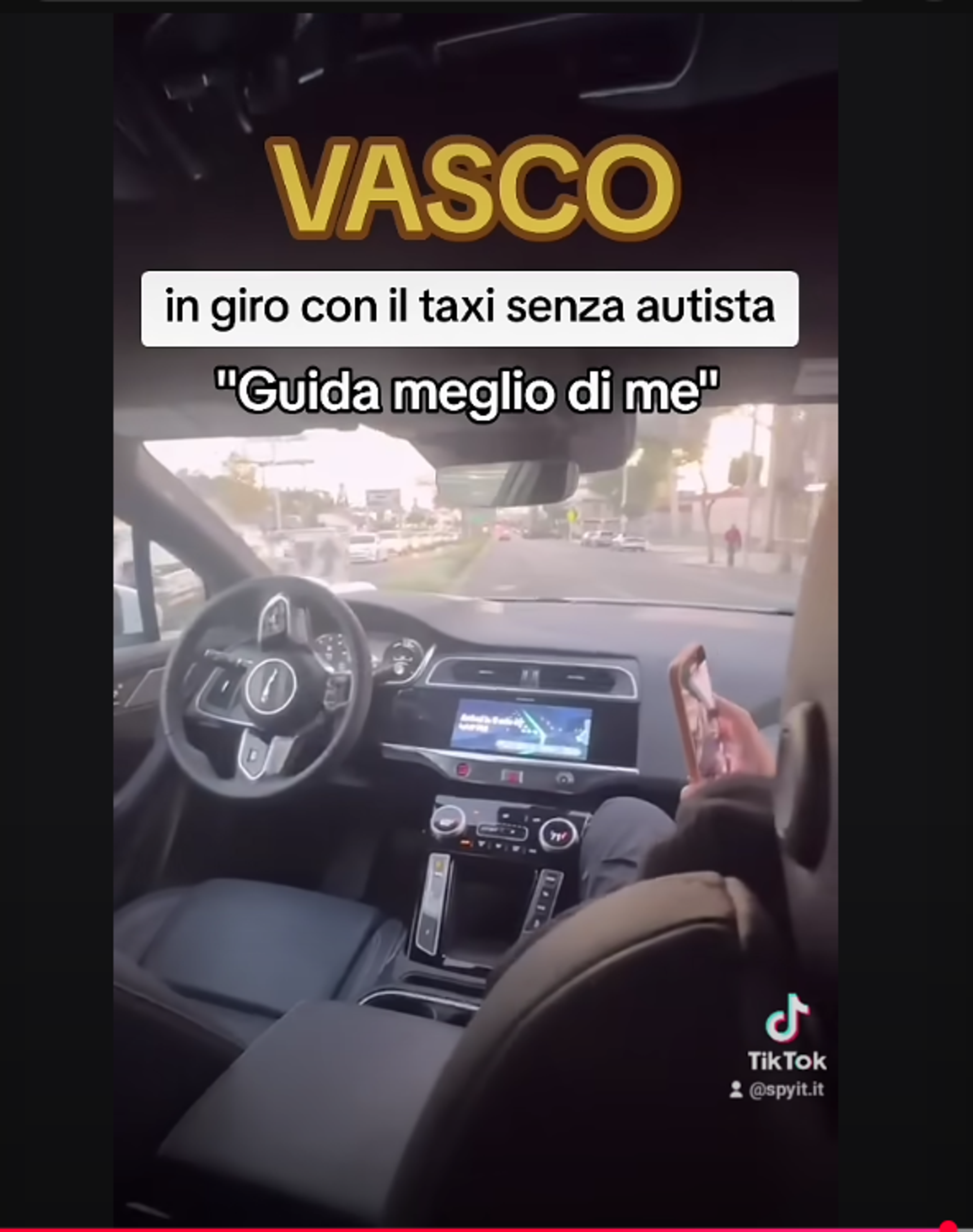 Vasco Rossi a bordo del robotaxi&nbsp;a guida autonoma a Los Angeles