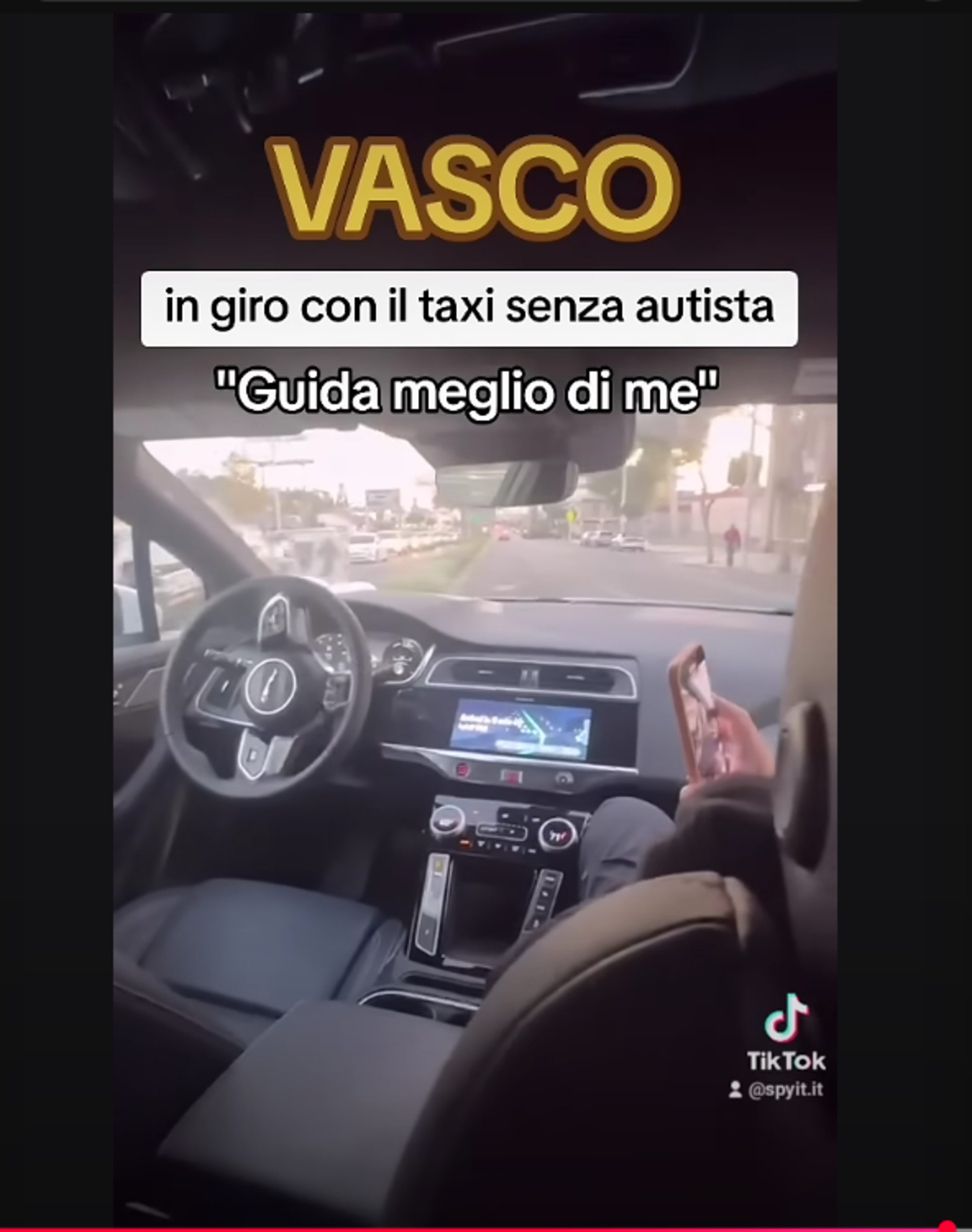 Vasco Rossi a bordo del robotaxi a guida autonoma a Los Angeles