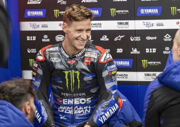 Fabio Quartararo ha dei buoni motivi per ridere: &quot;Con la Yamaha 2025 fare il pilota non mi sembra pi&ugrave; un lavoro. Babbo Natale? &Egrave; passato presto da noi...&quot;