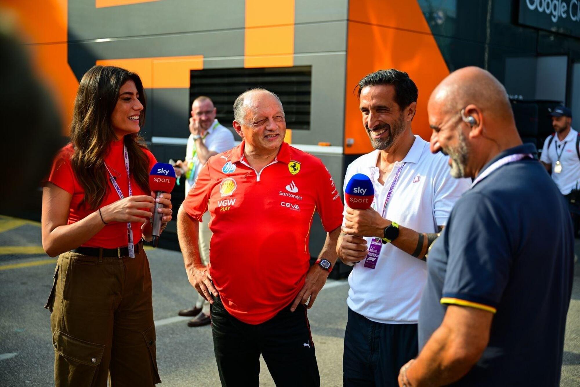 Vicky Piria con Davide Camicioli e Ivan Capelli intervista Fred Vasseur per Sky Sport F1