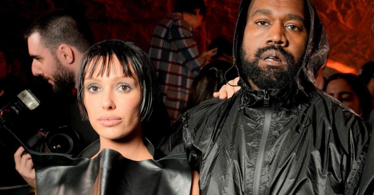 Bianca Censori e Kanye West, abbraccio hot dopo le voci di crisi. Ma la moglie di Ye &egrave; senza top? [FOTO]