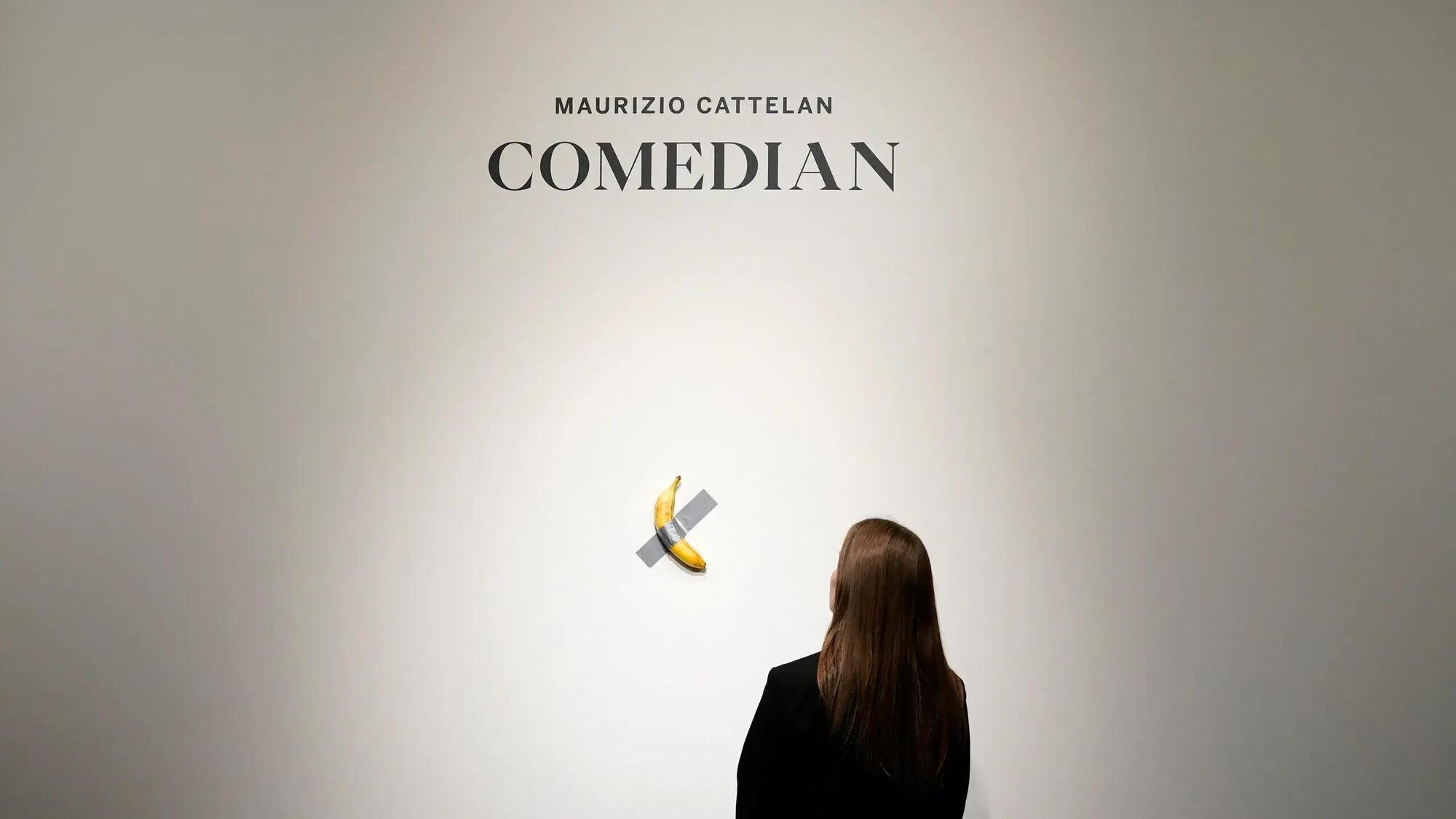 "Comedian", l'opera di Maurizio Cattelan (una banana attaccata con nastro adesivo alla parete)
