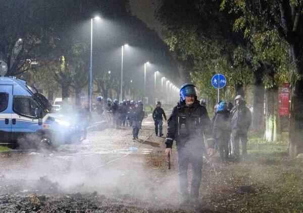 Esplodono anche a Milano le banlieue? Manifestanti in strada per la morte di Ramy Elgaml, caduto in scooter dopo un inseguimento con la polizia. Incendi, fuochi d&rsquo;artificio e scontri a Corvetto. Ecco cosa sappiamo