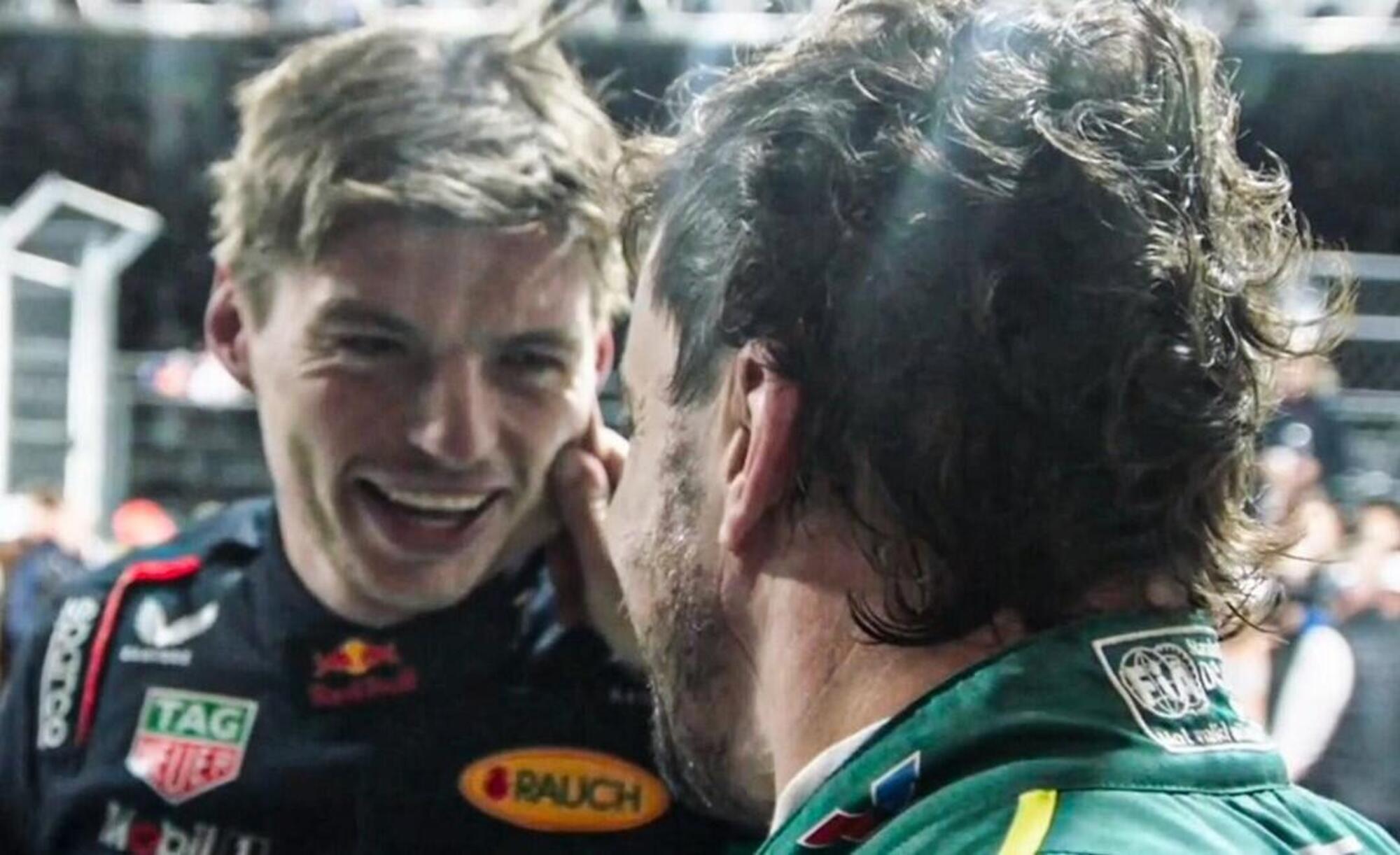 Fernando Alonso si congratula con Max Verstappen a Las Vegas