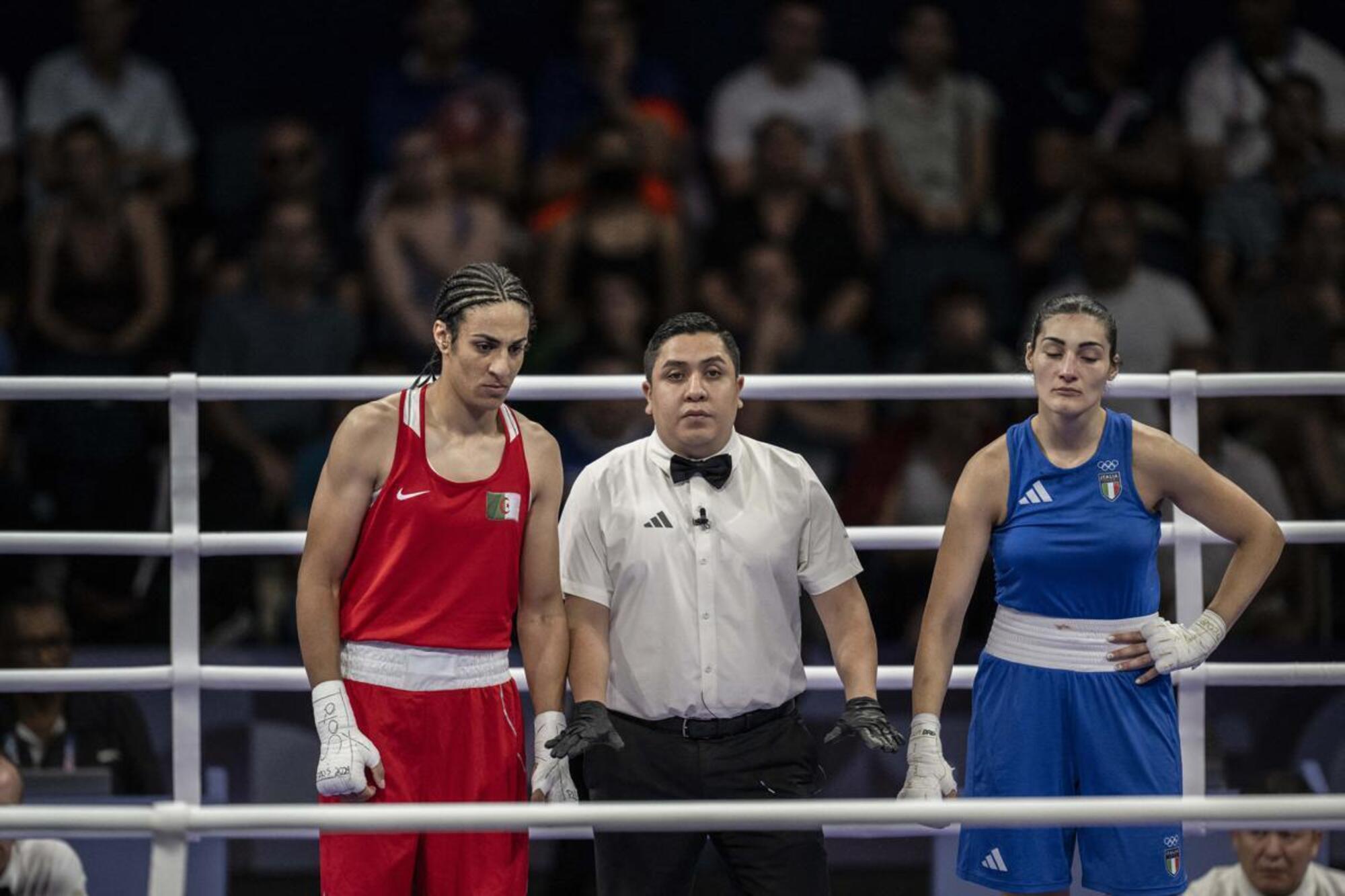 Il momento dell'annuncio della vittoria di Imane Khelif alle Olimpiadi di Parigi