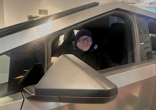 L'avete visto Vasco Rossi al volante del Cybertruck Tesla? Va bene per &ldquo;caricare le olive&rdquo;, altro che vita spericolata&hellip; Ma il Blasco diventer&agrave; un Jeremy Clarkson italiano? [VIDEO]