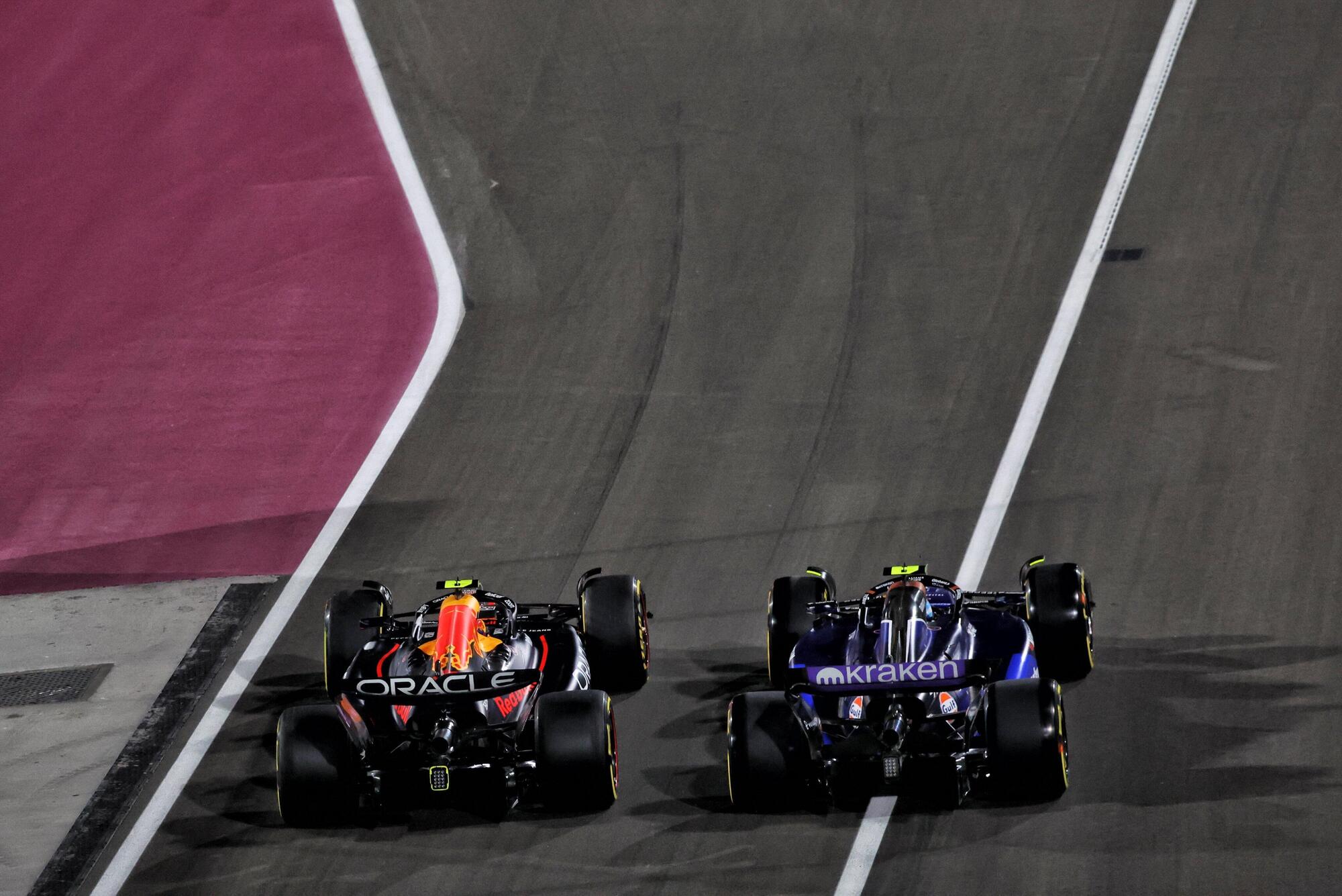 Colapinto che supera da destra Perez in pit lane