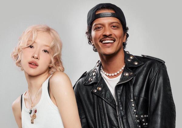 Bruno Mars nuova star del K-Pop e dei drinking game? Apt con Ros&eacute; (Blackpink) &egrave; un tormentone che promuove un gioco alcolico: ecco perch&eacute;&hellip;