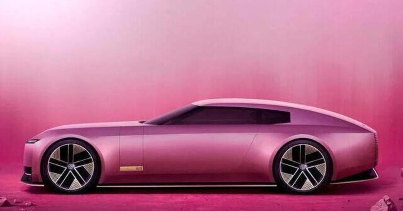 Jaguar elettrica rosa, come bestemmiare in chiesa? Ecco cosa pensa della Type 00 Masterpilot Perucca Orfei: &quot;Pessima fine per un marchio storico, un&#039;auto solo per Elton John e gli stilisti. Inquietante&quot;