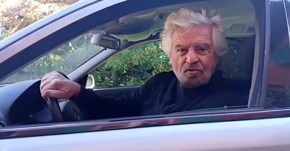 Beppe Grillo dall&#039;auto funebre (Mercedes Benz) attacca Conte e il M5s, ma la &quot;transizione ecologica&quot; dov&#039;&egrave; finita? E anche Edoardo Bennato lo spernacchia...