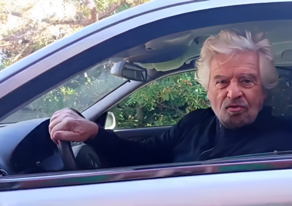 Beppe Grillo dall&#039;auto funebre (Mercedes Benz) attacca Conte e il M5s, ma la &quot;transizione ecologica&quot; dov&#039;&egrave; finita? E anche Edoardo Bennato lo spernacchia...