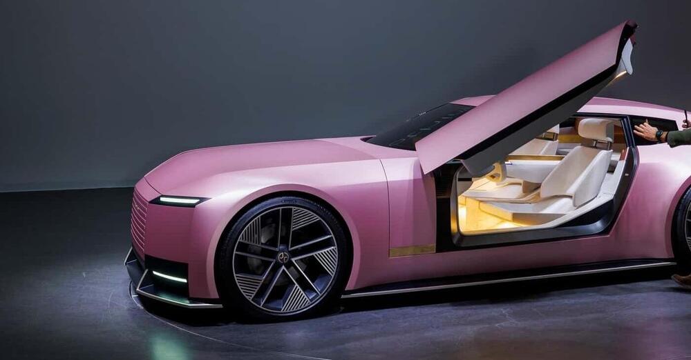 Jaguar Type 00, l&rsquo;auto elettrica rosa e il paradosso della woke culture: ora il marchio &egrave; accusato di appropriazione culturale per il modello Lgbtq+ friendly...