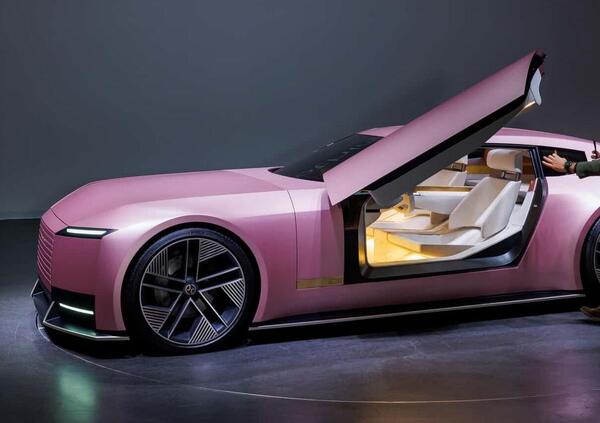 Jaguar Type 00, l&rsquo;auto elettrica rosa e il paradosso della woke culture: ora il marchio &egrave; accusato di appropriazione culturale per il modello Lgbtq+ friendly...