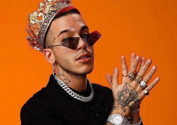 Sfera Ebbasta scivola sull&rsquo;adv? Shade lo copia sulle cure per ricchi al San Raffaele, ma lo smaschera sulla pubblicit&agrave; occulta sui social? Ecco cos&rsquo;&egrave; successo&hellip;