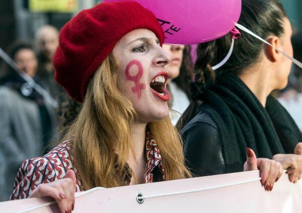 Sky chiama le donne &ldquo;persone con utero&rdquo;, ma davvero &egrave; pi&ugrave; inclusivo? &Egrave; l&rsquo;ultima follia woke della cancel culture e fa del male anche ai transgender perch&eacute;...