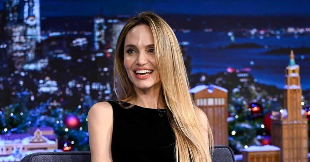 Ma l&rsquo;avete vista Angelina Jolie con una faccia che non &egrave; la sua (rifatta completamente, come Donatella Versace)? Ecco cosa le &egrave; successo