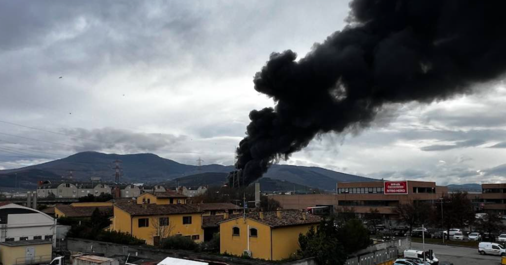 Esplosione al deposito Eni di Calenzano (Firenze): due morti e nove feriti, caos per chi viaggia in treno e deviazioni in autostrada. Ed &egrave; polemica sullo stoccaggio di carburanti