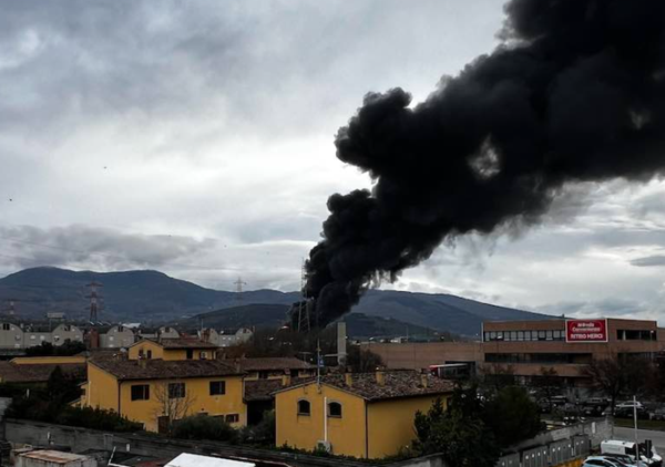 Esplosione al deposito Eni di Calenzano (Firenze): due morti e nove feriti, caos per chi viaggia in treno e deviazioni in autostrada. Ed &egrave; polemica sullo stoccaggio di carburanti