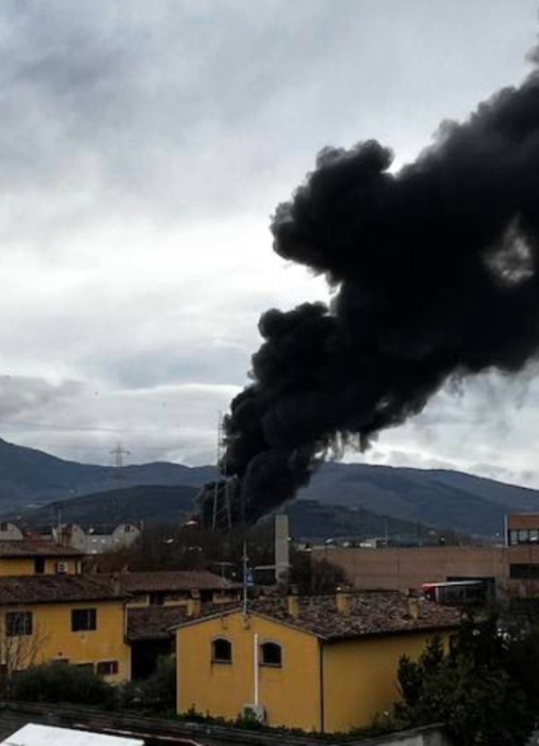 Esplosione al deposito Eni di Calenzano (Firenze): due morti e nove feriti, caos per chi viaggia in treno e deviazioni in autostrada. Ed &egrave; polemica sullo stoccaggio di carburanti