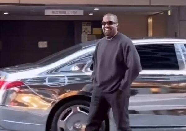 Kanye West con Bianca Censori, ma cosa c&#039;&egrave; da ridere? Forse per la nuova auto con carrozzeria a specchio? Ecco di che marca e che modello &egrave; e quanto costa