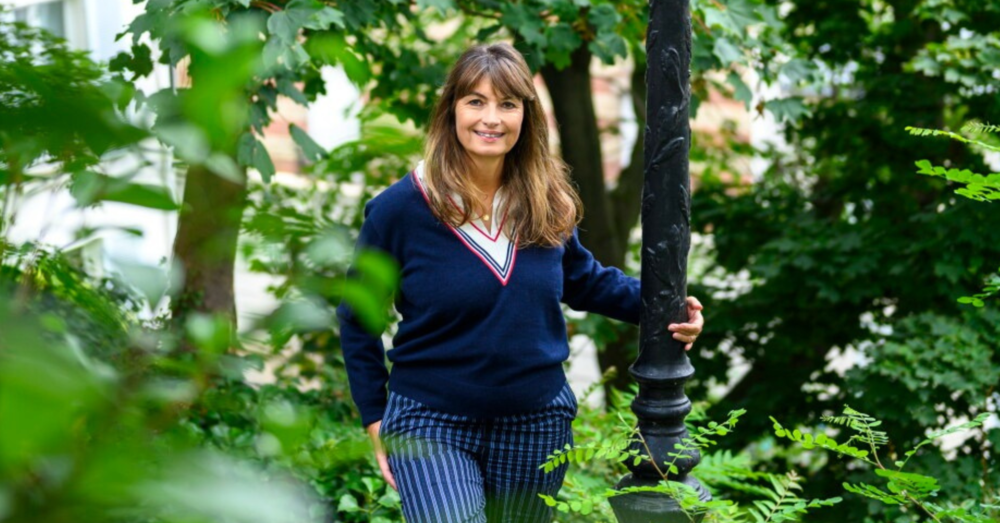 Abbiamo letto &ldquo;Tat&agrave;&rdquo; di Val&eacute;rie Perrin (&ldquo;Cambiare l&rsquo;acqua ai fiori&rdquo;), il libro pi&ugrave; venduto in Italia: una zia morta due volte, una voce registrata, i ricordi d&rsquo;infanzia e&hellip; ecco perch&eacute; merita il primo posto in classifica 