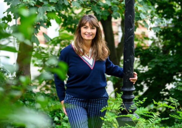 Abbiamo letto &ldquo;Tat&agrave;&rdquo; di Val&eacute;rie Perrin (&ldquo;Cambiare l&rsquo;acqua ai fiori&rdquo;), il libro pi&ugrave; venduto in Italia: una zia morta due volte, una voce registrata, i ricordi d&rsquo;infanzia e&hellip; ecco perch&eacute; merita il primo posto in classifica 