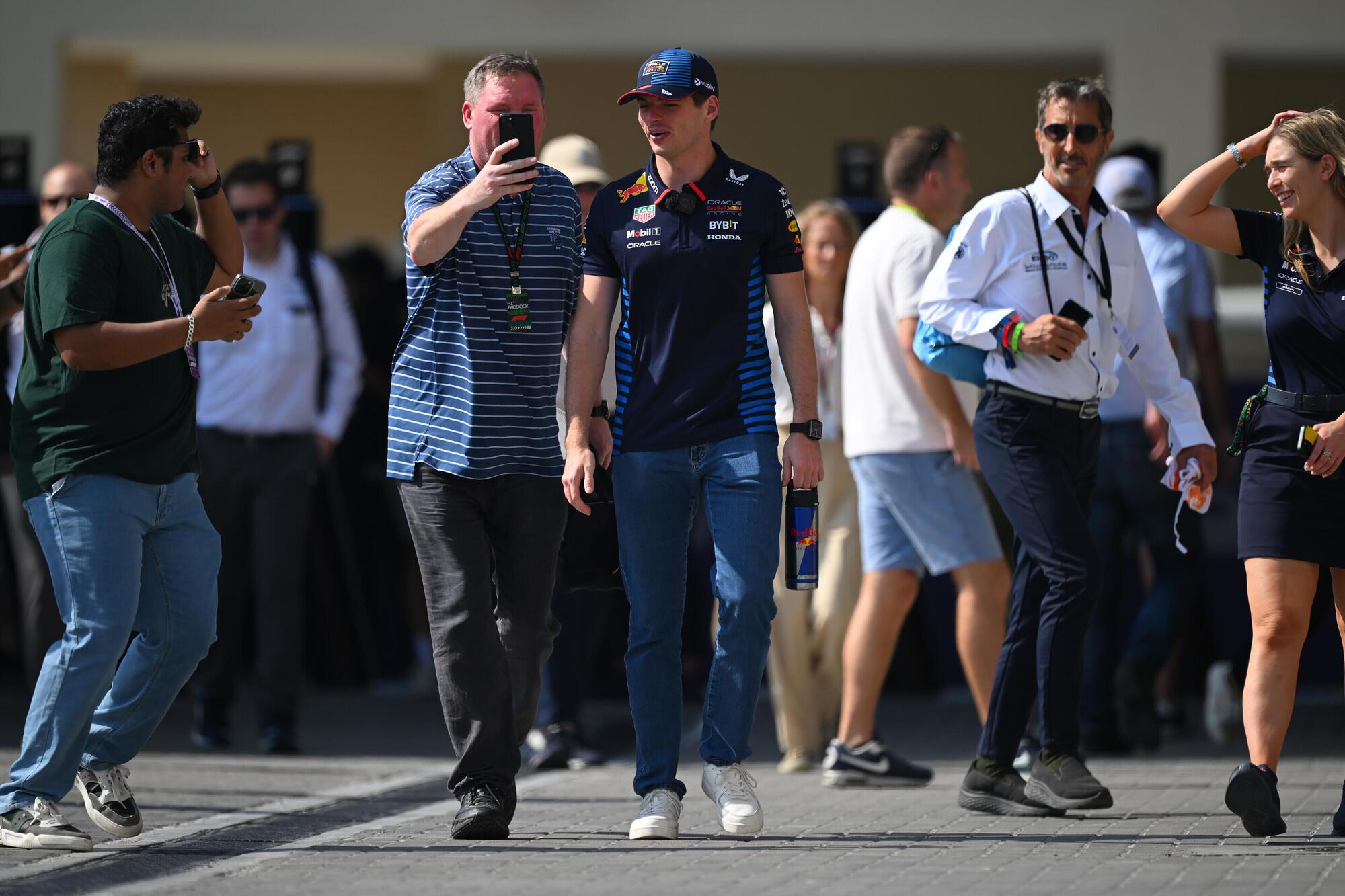 Max Verstappen nel paddock di Abu Dhabi