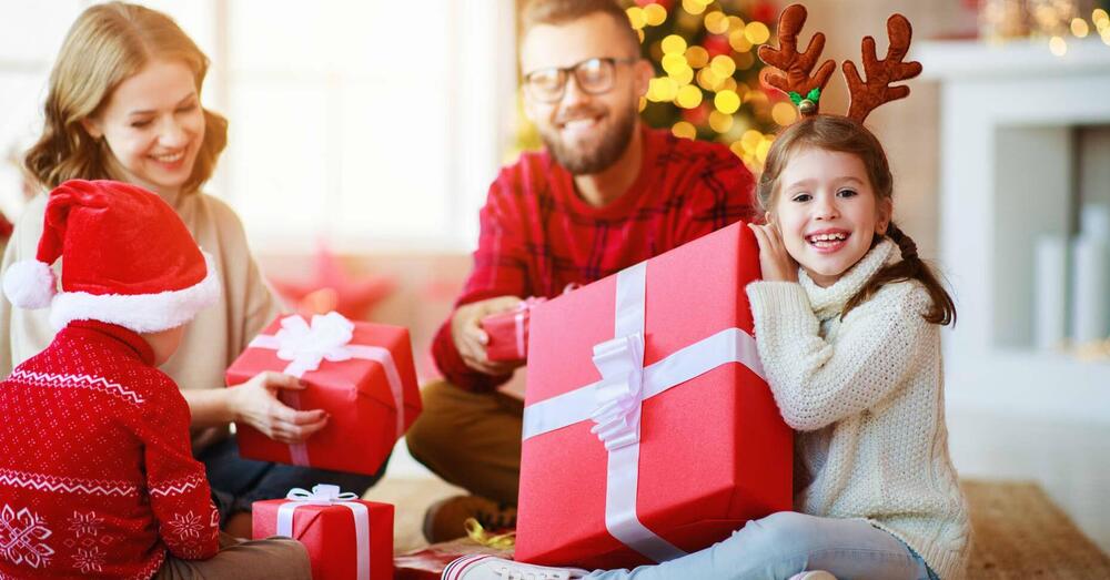 Non sapete cosa regalare a Natale? Tutto ma non i giocattoli! Le famiglie (in America e Europa) ne sono invase, ma fanno bene? Uno studio...