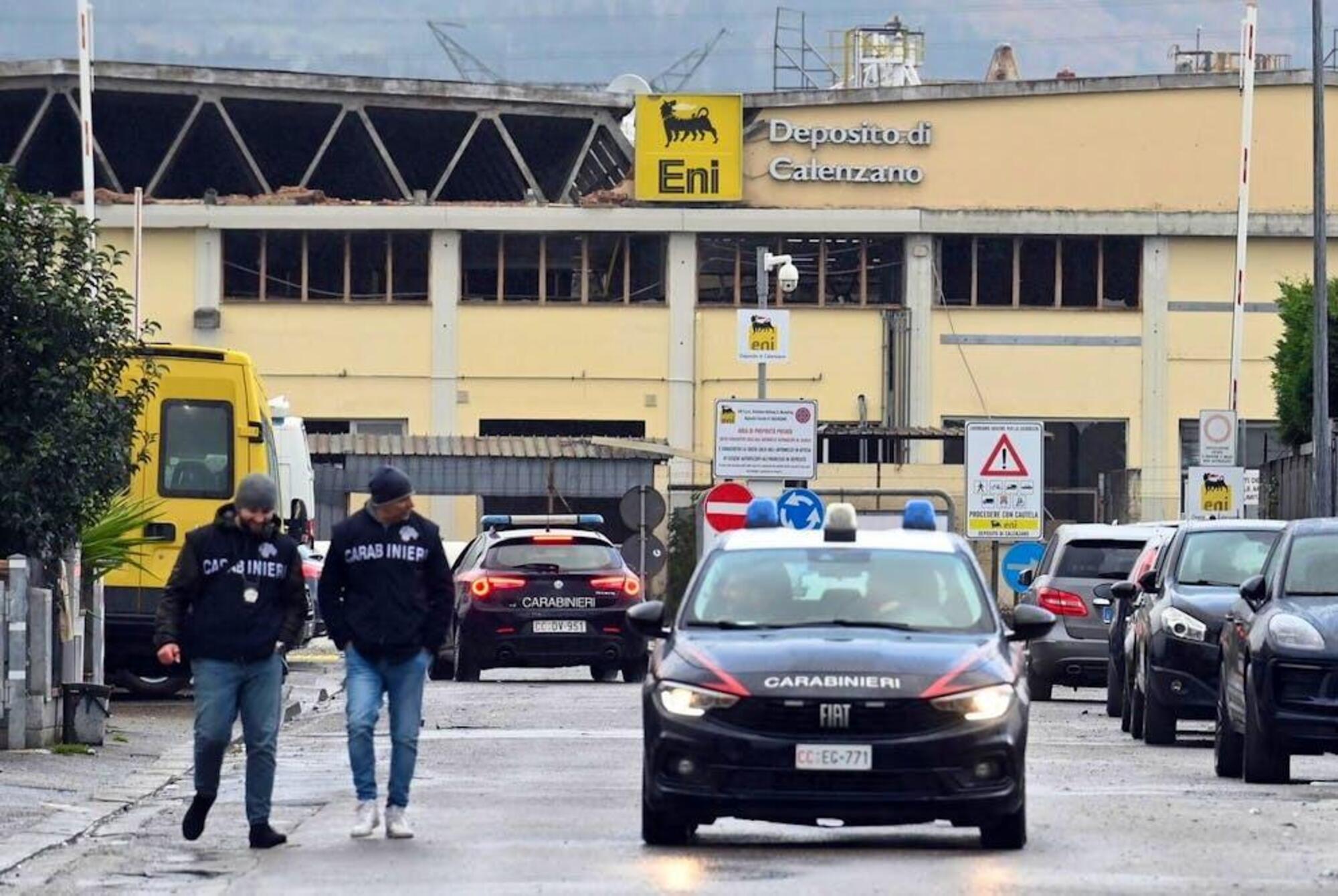 Le forze dell&#039;ordine allo stabilimento Eni dopo la tragedia 