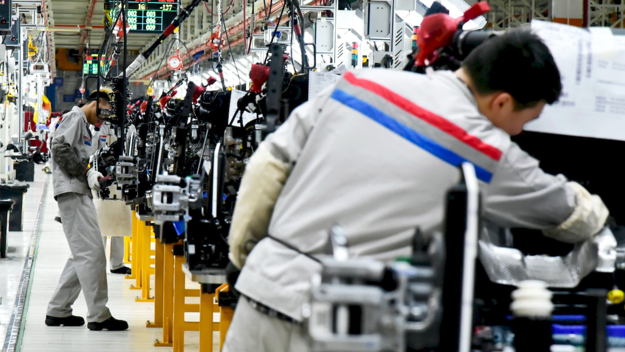 Lavoratori Stellantis a Mirafiori al lavoro