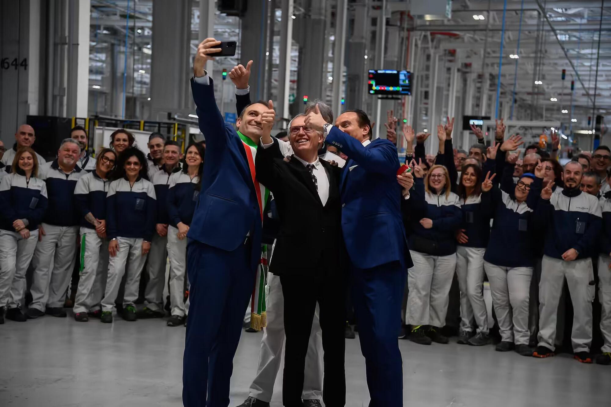 L&#039;ex Ceo di Stellantis, Carlos Tavares, e il selfie con i dipendenti