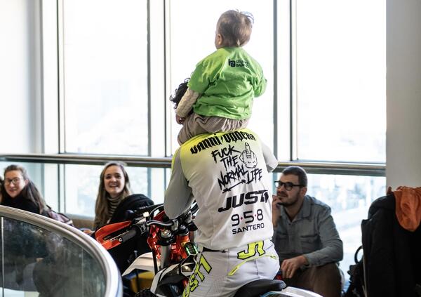 Mentre in Senato si discute della legge sulla Mototerapia, Vanni Oddera risponde con una giornata di festa per i pazienti pediatrici del Gaslini