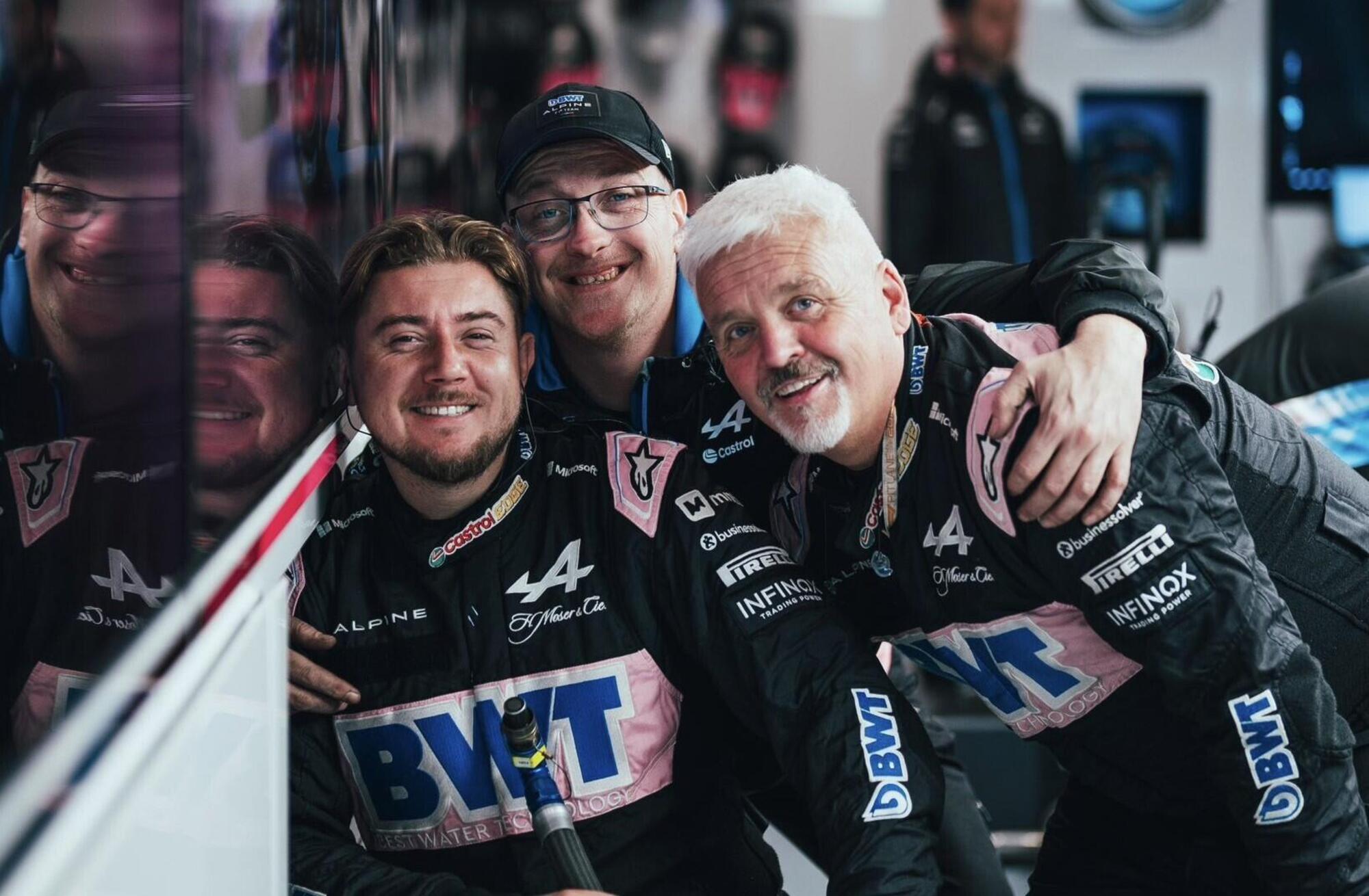 Alcuni membri dell'Alpine durante l'ultimo Gran Premio dell'anno ad Abu Dhabi.
