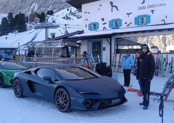 Ok, ma che caz*o ci fanno delle Lamborghini in mezzo alla neve a duemila metri? Che succede nel rifugio dei vip, Renzi, Mattarella, Alonso, Staffelli e Garko?