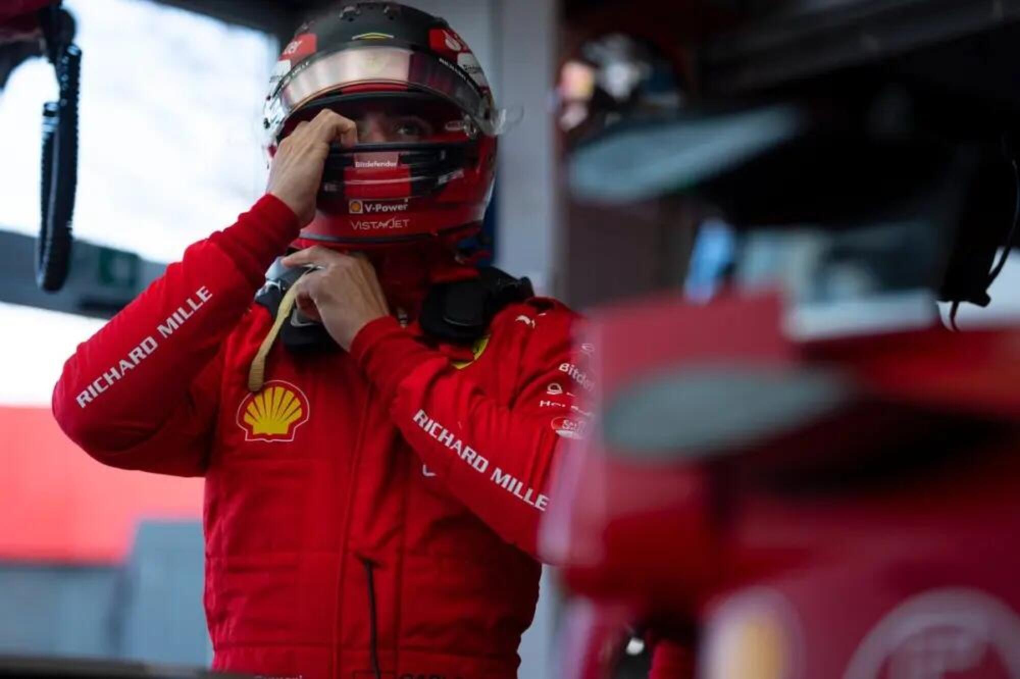 Carlos Sainz saluta la Ferrari per un&#039;ultima volta in pista a Fiorano