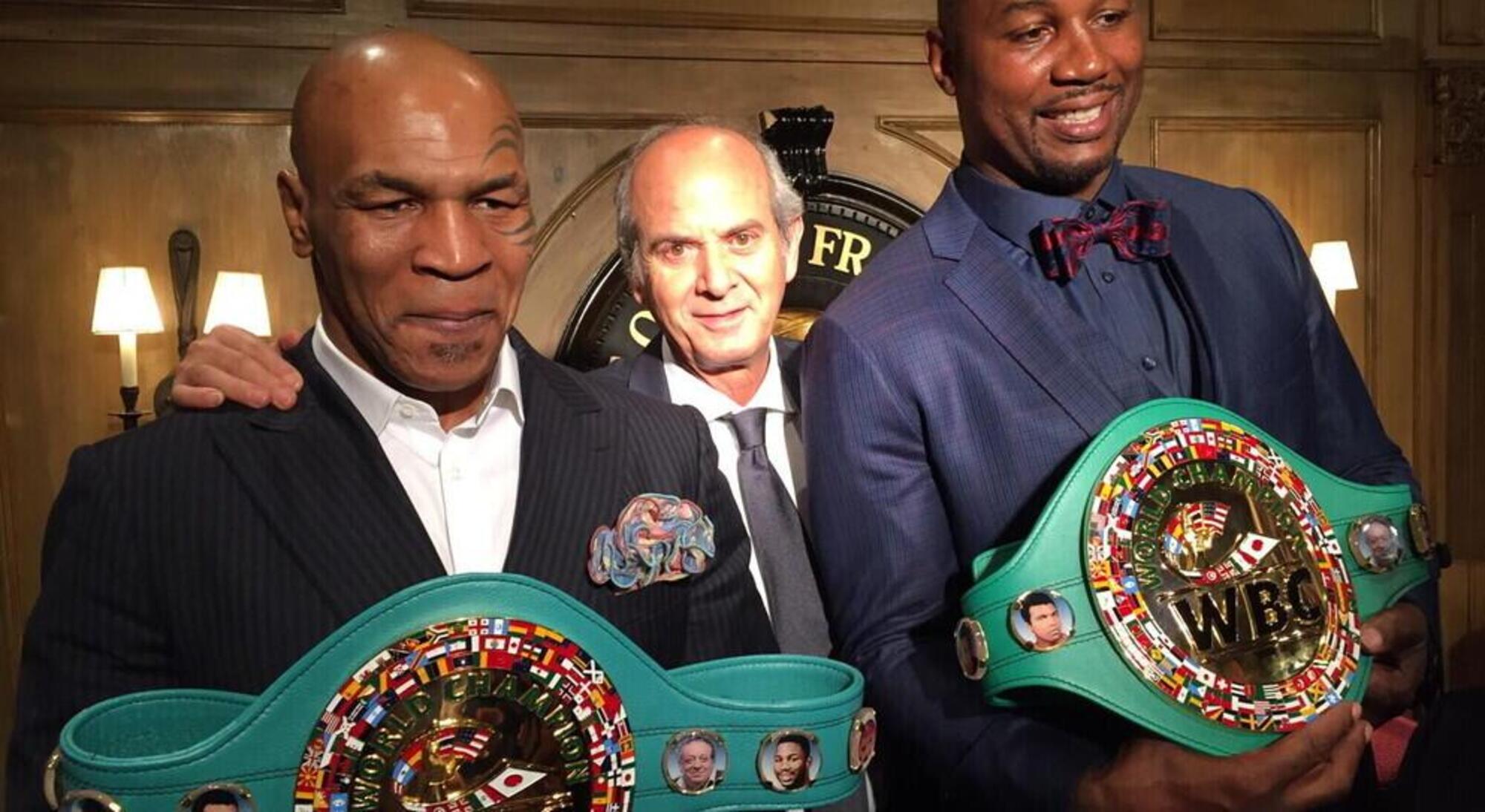 Il promoter Salvatore Cherchi a fianco di Mike Tyson e Lennox Lewis