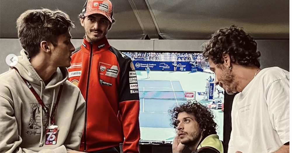 Il sabato sera dell&#039;Academy: tutti i segreti che Valentino Rossi, Bagnaia, Bezzecchi, Marini e Morbidelli si confidano a cena, prima di un Gran Premio