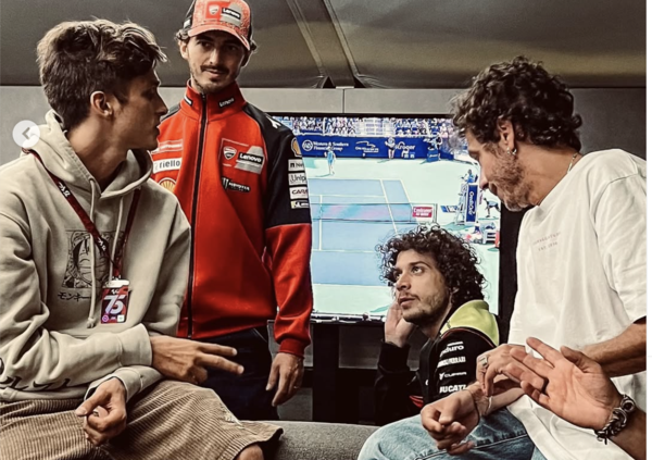 Il sabato sera dell&#039;Academy: tutti i segreti che Valentino Rossi, Bagnaia, Bezzecchi, Marini e Morbidelli si confidano a cena, prima di un Gran Premio