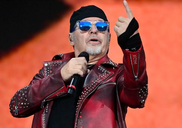 Le confessioni di Vasco Rossi: &ldquo;Io, vittima del matriarcato. Ci facevamo le seghe in compagnia in macchina. Se mi avessero detto che avrei fatto il cantante&hellip;&rdquo;. E su Sanremo, il sesso, l&rsquo;infanzia, i soldi, il bullismo, la musica e le sue canzoni&hellip;