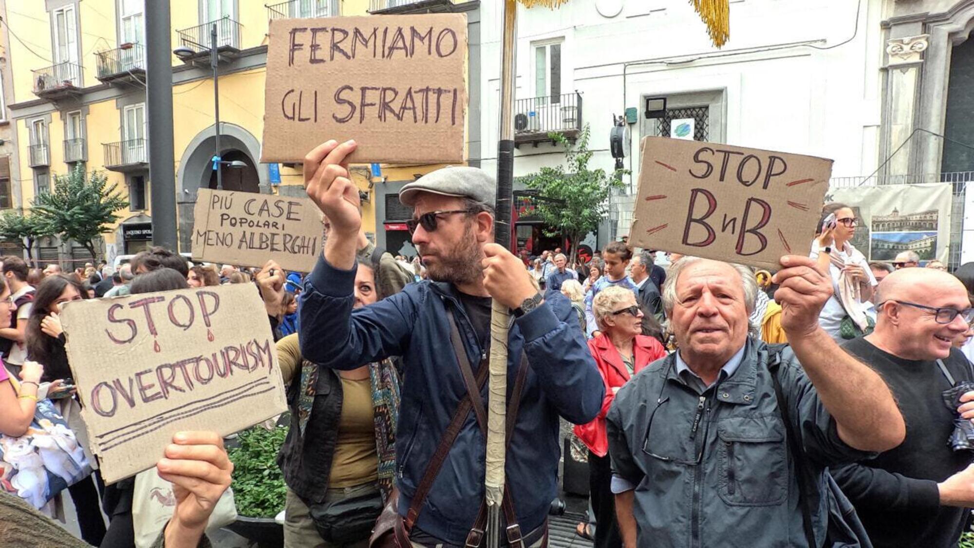  Una delle tante proteste a Napoli contro affitti brevi e AirB&amp;B 