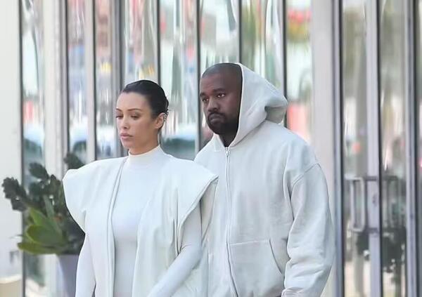 Kanye West e la settimana Bianca (Censori) di Natale a Tokyo: ma dove sono i figli? Kim Kardashian sar&agrave; contenta?