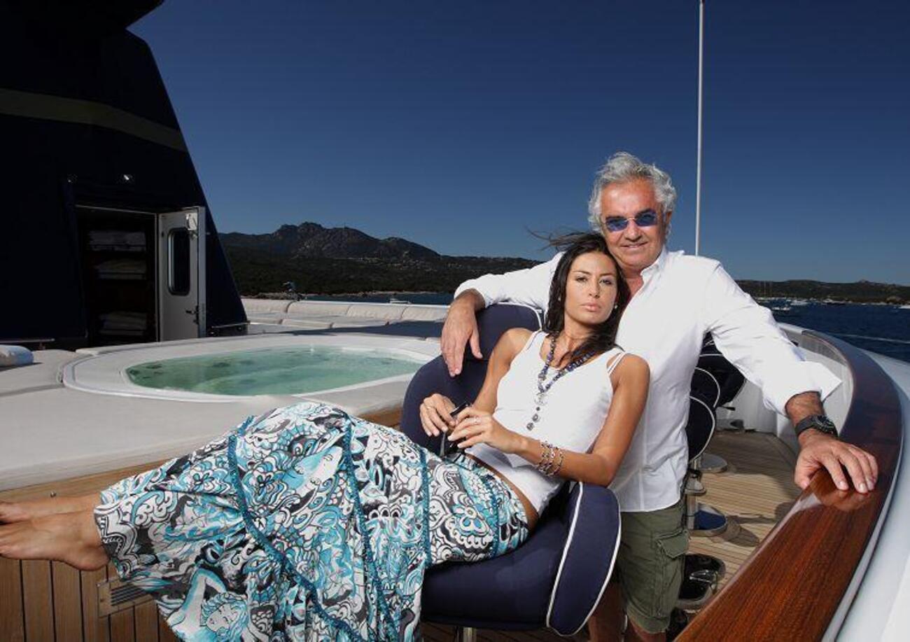 Perch&eacute; Flavio Briatore chiede alla Presidenza del Consiglio un risarcimento di 12,6 milioni? Spoiler: non c&rsquo;entra Giorgia Meloni, ma lo yacht Force Blue &ldquo;svenduto&rdquo; e Bernie Ecclestone&hellip;