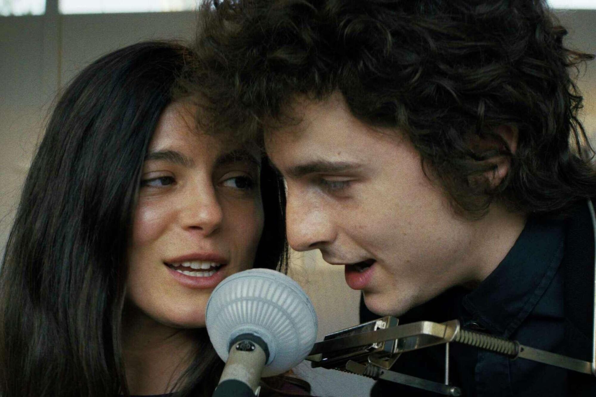 Monica Barbaro e Timoth&eacute;e Chalamet in &quot;A Complete Unknown&quot;