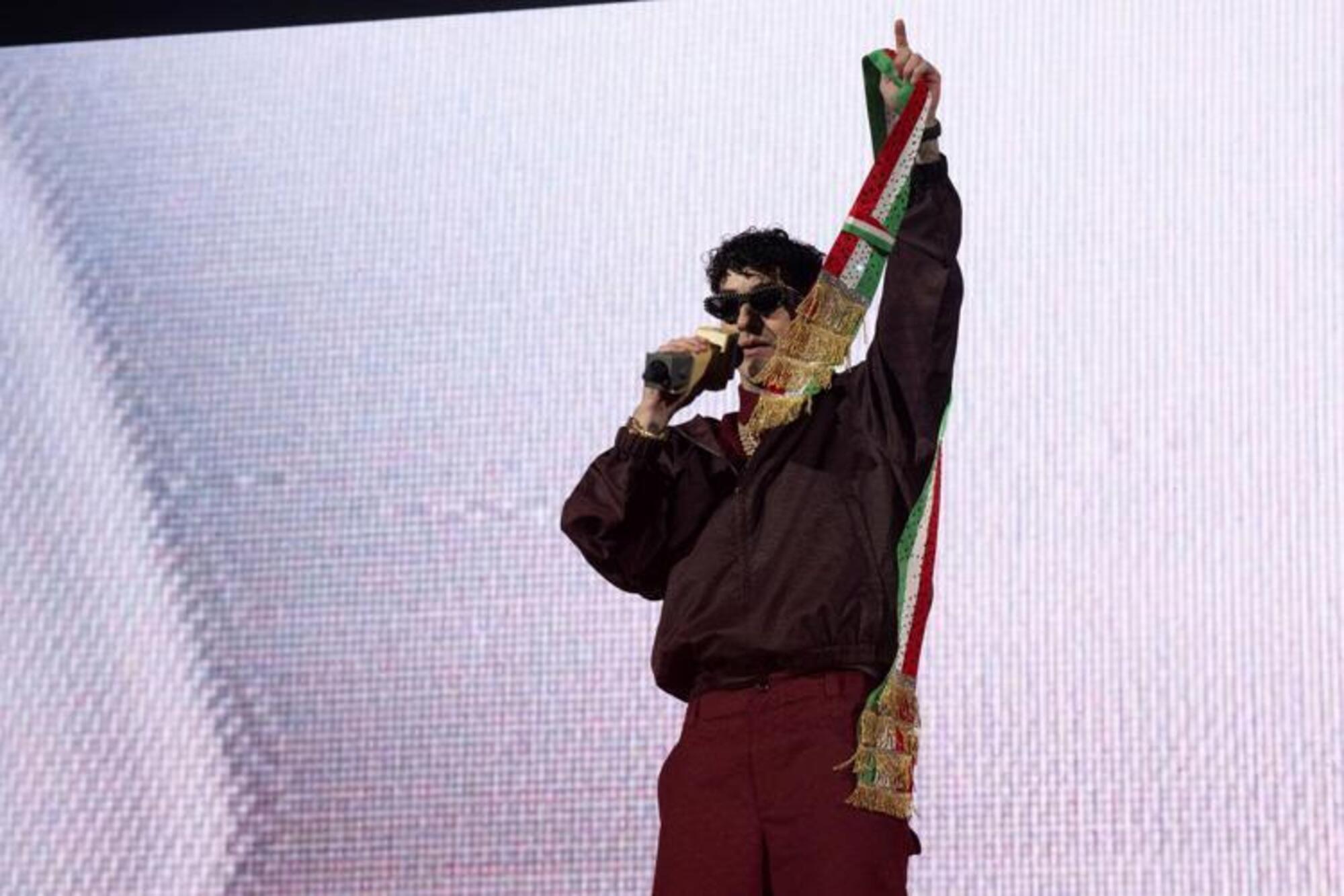 Siamo stati al "Capodanno con Tony Effe" a Roma, ma com'è andata? La sfida al sindaco: “Mi votereste?”. E sfila la scena rap-trap fra Lazza, Capo Plaza, Bello Figo mentre Giulia De Lellis…