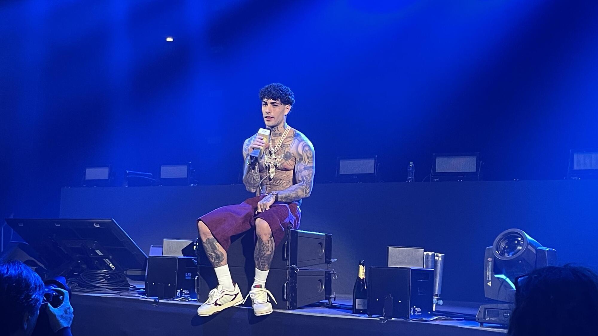 Siamo stati al "Capodanno con Tony Effe" a Roma, ma com'è andata? La sfida al sindaco: “Mi votereste?”. E sfila la scena rap-trap fra Lazza, Capo Plaza, Bello Figo mentre Giulia De Lellis…