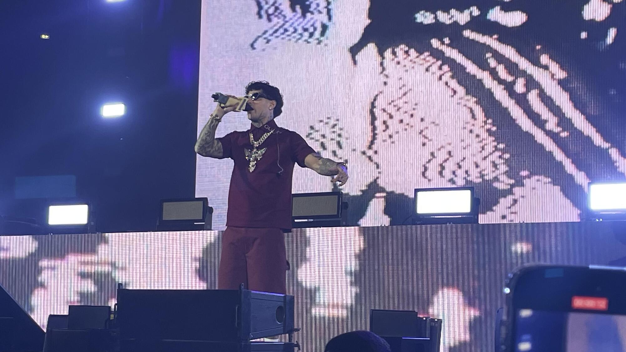 Siamo stati al "Capodanno con Tony Effe" a Roma, ma com'è andata? La sfida al sindaco: “Mi votereste?”. E sfila la scena rap-trap fra Lazza, Capo Plaza, Bello Figo mentre Giulia De Lellis…