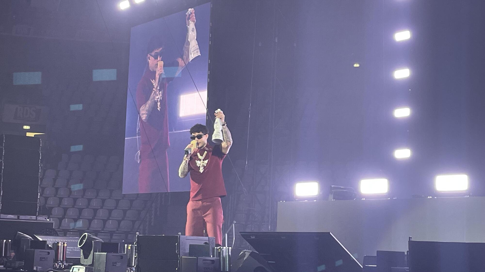 Siamo stati al "Capodanno con Tony Effe" a Roma, ma com'è andata? La sfida al sindaco: “Mi votereste?”. E sfila la scena rap-trap fra Lazza, Capo Plaza, Bello Figo mentre Giulia De Lellis…