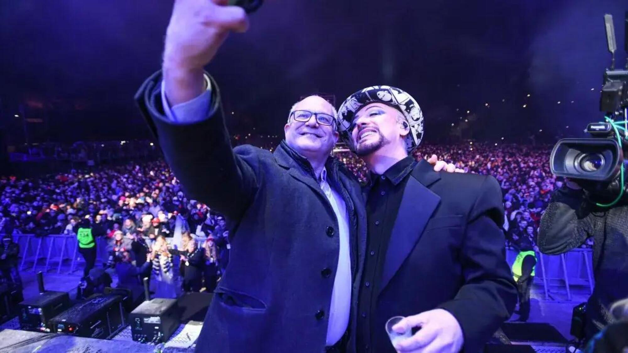 Il sindaco Roberto Gualtieri e Boy George al Concertone di Capodanno a Roma