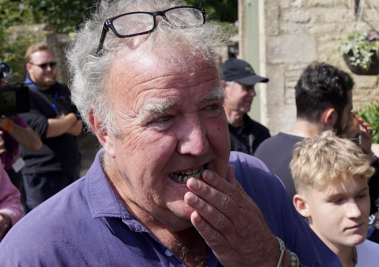 La mossa disperata di Jeremy Clarkson (con minaccia) dopo la crisi finanziaria? Ecco cosa &egrave; successo al Farmer&rsquo;s Dog Pub...